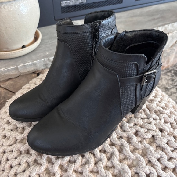 Kim Rogers Women's Black SZ 7 Onyla Booties Almond Toe Vibration - Picture 3 of 13
